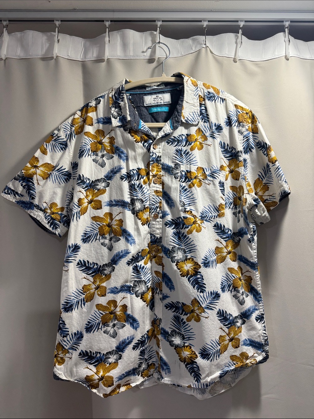 Men's Floral Short-Sleeve Button Down Top